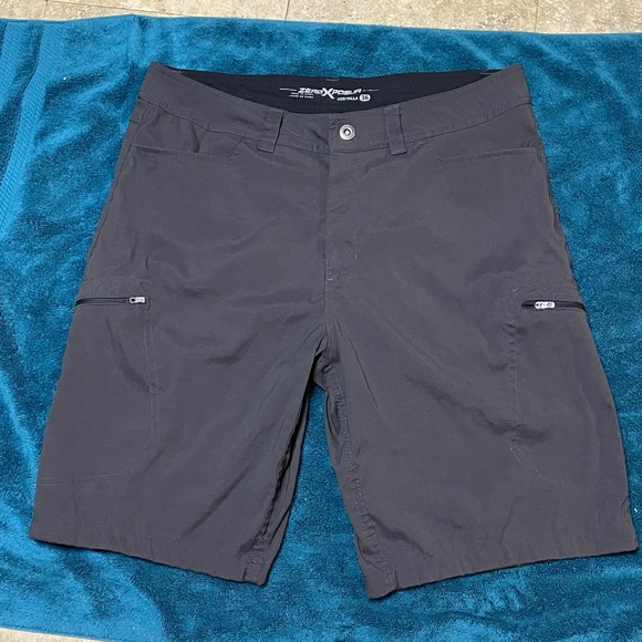 ZeroXposur Men's Dark Gray/Black Cargo Shorts - Picture 1 of 3